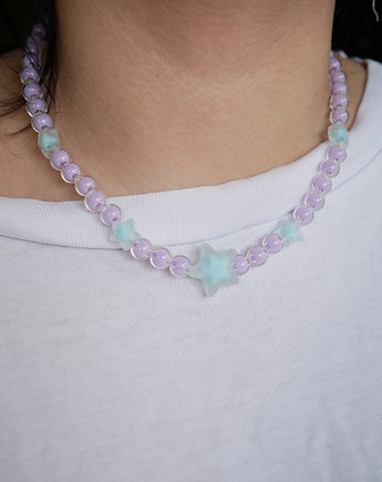 Fioletowy naszyjnik choker z koralików błękitne gwiazdki, Wylewnia Twórczości