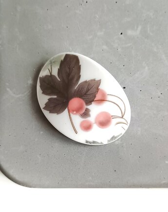 Broszka z liściem i owockami, biżuteria z talerzy