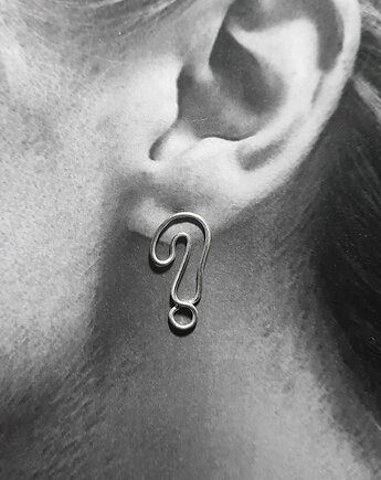 Kolczyki małe pytajniki srebrne sztyfty, Olga Zielińska