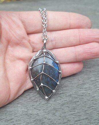 Liść - wisiorek, po drugiej stronie lustra