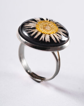Okrągły pierścionek ze stokrotką w żywicy., So Jewelry