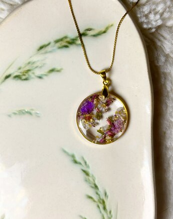 Piękny naszyjnik z kwiatami zamkniętymi w żywicy