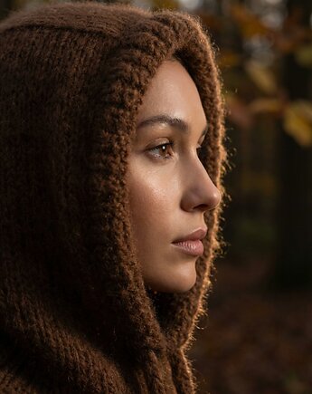 Brązowa balaclava kid mohair i baby alpaka, kwiaty biżuteria