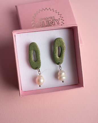 Wiszące kolczyki z perłą, Dwie Gliny