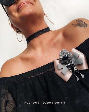 Pudrowa Broszka z Lalką NOWOŚĆ, Pudrowy Różowy