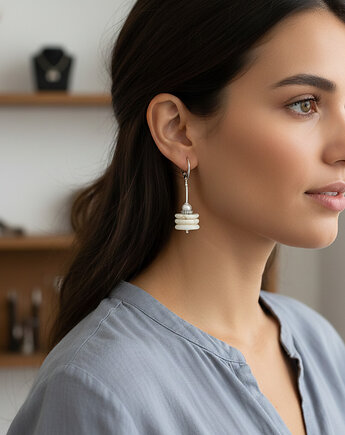 Klasyczne beżowe kolczyki z howlitem i perłami srebro 925, Yamira Art Studio