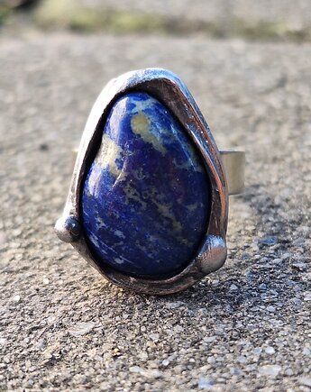 Lapis lazuli - pierścionek regulowany, po drugiej stronie lustra