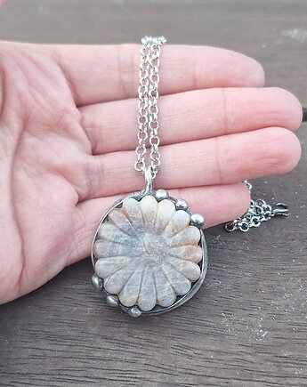 Kwiat księżycowy - wisiorek, po drugiej stronie lustra