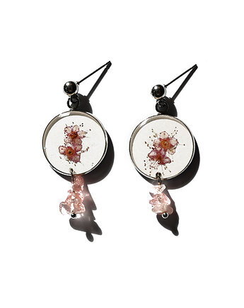 Kolczyki z tawułą japońską i kwarcem truskawkowym, kwiaty biżuteria