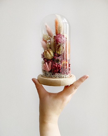 Bukiet suszonych kwiatów pod szklanym kloszem, gustownik