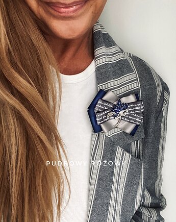 Delikatna Brosza  z napisami  i z kwiatem z kryształków  NEW, Pudrowy Różowy