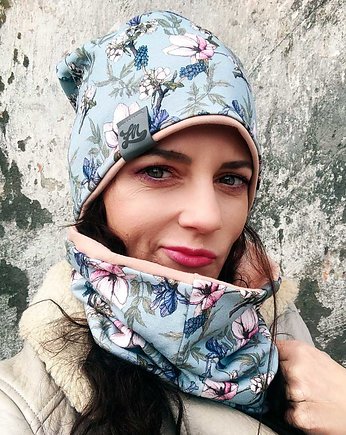 Cienka czapka damska z kominem wiosenna w kwiaty niebieska, ŁAP NAS