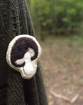Przypinka z grzybem podblaszek twardoskórkowy, Splot tapestry