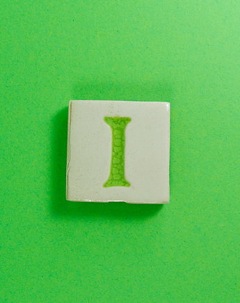 Ceramiczny magnes, zielona literka I, M.J