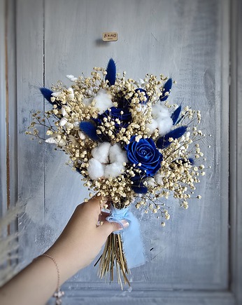 Mały zimowy bukiet ślubny - granatowe róże, kwiaty bawełny i gipsówka, BohoSuszki