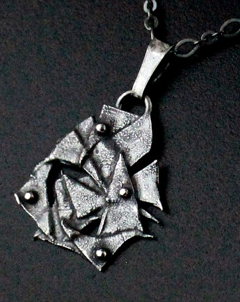 Skropiony III - surowy srebrny wisiorek w mocno oksydowanym srebrze, Anna Mroczek