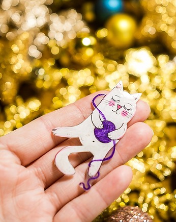 Broszka kot z kłębkiem włóczki, Pintura