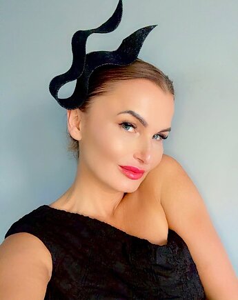 Fascynator FLAME CZARNY oraz inne kolory, MONIKA SAXTON LUXURIOUS MILLINERY