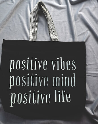 Bawełniana torba z afirmacją w kolorze czarnym POSITIVE VIBES MIND LIFE, mniej więcej