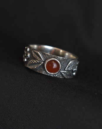 Srebrny surowy pierścionek z kwiatami i czerwonym karneolem. PL 17, An Artisan Nova