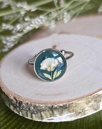 Pierścionek z zielonym oczkiem i kwiatem gipsówki srebrny, zkwiatem