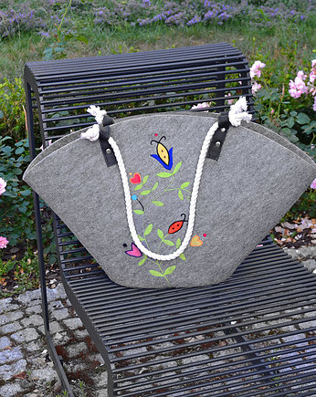 Ręcznie haftowany koszyk z filcu- haft kaszubski, modeMania