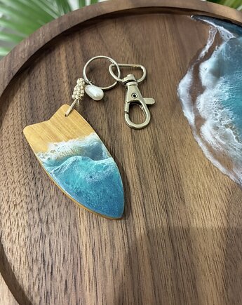 Breloczek z motywem fal morskich, Resinywood