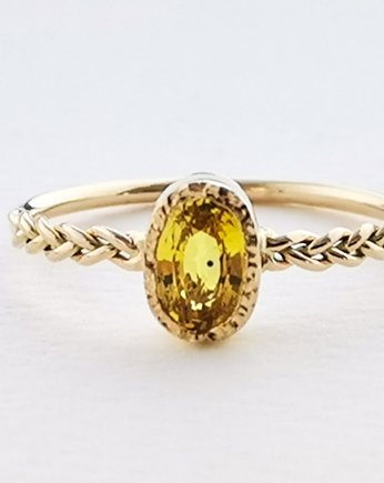 Owalny pierścionek z żółtym szafirem, OSOBY - Prezent dla babci