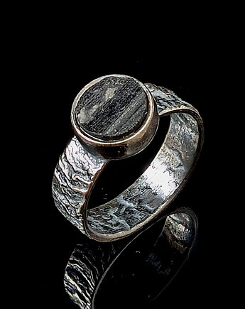 Pierścionek srebrna kora z czarnym turmalinem, Pracownia Neores