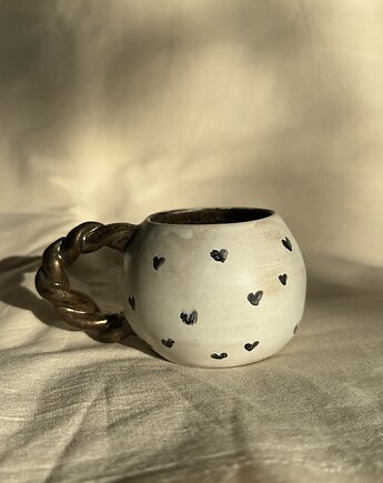 Kubek biały w serduszka, szkliwiona.art