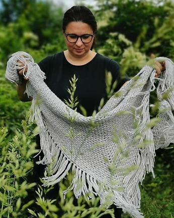 Delikatna chusta handmade COSY jasny szary, sploteka