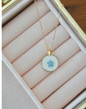 Naszyjnik z niezapominajką na białym tle, ANKO rekodzielo