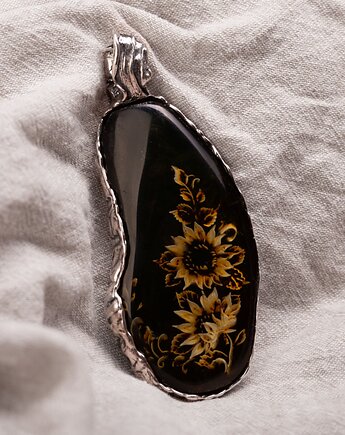 Wisiorek z ręcznie rzeźbionym bursztynem słoneczniki, Andorii by Baco