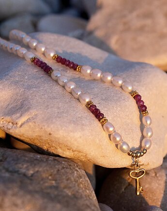 Perłowy sznur z rubinami i kluczykiem, Studio Gazela