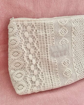 Kosmetyczka z firanki, Prześwity