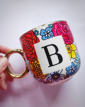 Ręcznie malowany kubek w kwiaty z monogramem LITERA, ka.linea