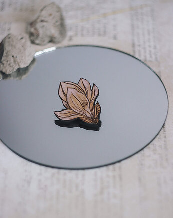 Broszka pin ze skóry kwiat magnolii, Pracownia Wieczorek