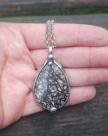 Rodonit - wisiorek, po drugiej stronie lustra