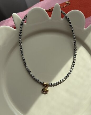 Naszyjnik z dmuchaną literką i jaspisem dalmatyńskim, Juicy Beads