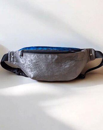 Błyszcząca szara nerka z granatową klapą w róże, raspberi