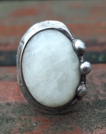 Kamień księżycowy - pierścionek regulowany, po drugiej stronie lustra