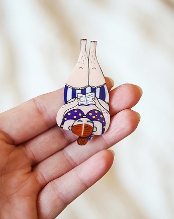 Broszka czytająca Kryśka, Pintura