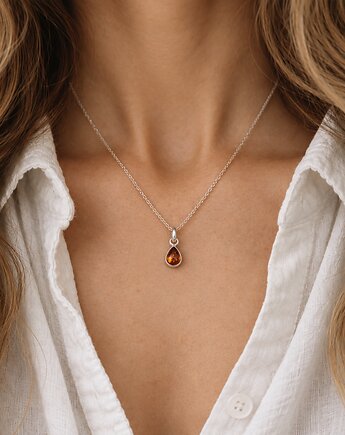Elegancki Naszyjnik z Koniakowym Bursztynem w Kształcie Łzy, Srebro 925, Amber Charm