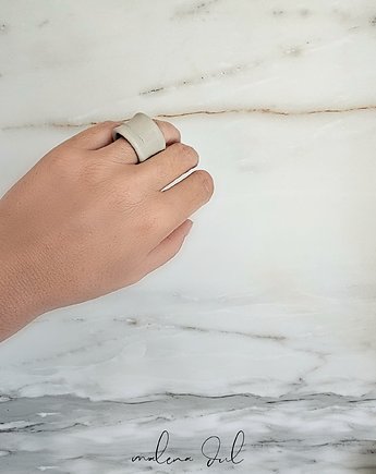 Duży pierścionek ze skóry naturalnej beżowy krokodyl, Malena Dul