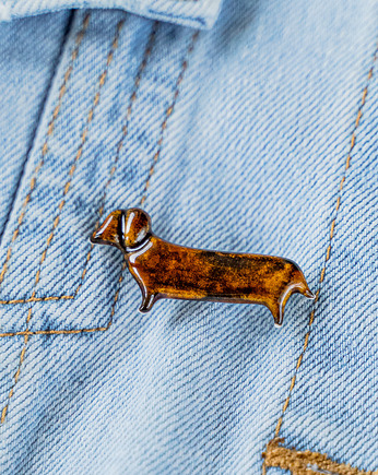 Porcelanowa broszka PIESEK, rękoczyny