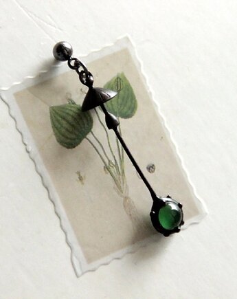 Ręcznie wykonany pojedynczy kolczyk w kształcie grzyba z zielonym szkłem, Yadovito