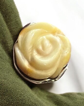 Pierścionek srebrny z rzeźbioną różą z bursztynu, Amber by Baco