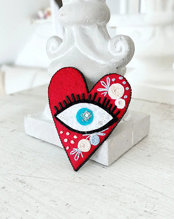 Broszka PATRZ SERCEM 14 ręcznie haftowana przypinka, HAART