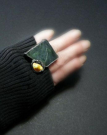 Nefryt z kroplą bursztynu mlecznego unikatowy pierścień handmade PREZENT, Galeria Limart