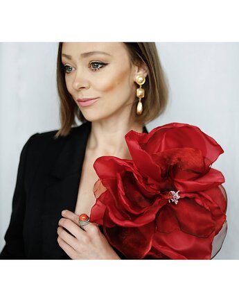 Czerwona broszka kwiat, Celina Parysów